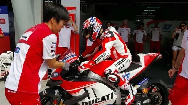 Casey Stoner menjajal motor Ducati Desmosedici GP 15 sebagai pebalap tes untuk tim Ducati pada tes pramusim MotoGP 2016 di Sirkuit Sepang, Malaysia, Sabtu (30/1/2016).