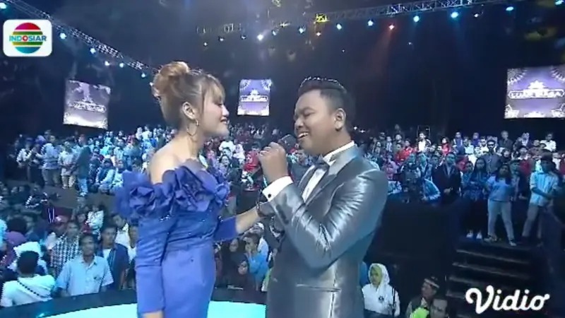 Kemesraan Rani Da dan Irsya Da Dalam Konser Luar Biasa Dangdut Perak. sumberfoto: Indosiar