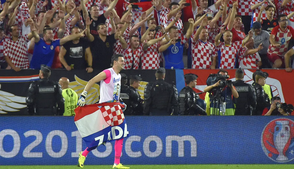 Kiper Kroasia, Danijel Subasic, merayakan kemenangan atas Spanyol pada laga Grup D Piala Eropa 2016 di Stade Mahmut-Atlantique, Bordeaux, Rabu (22/6/2016) dini hari WIB. (AFP/Loic Venance)