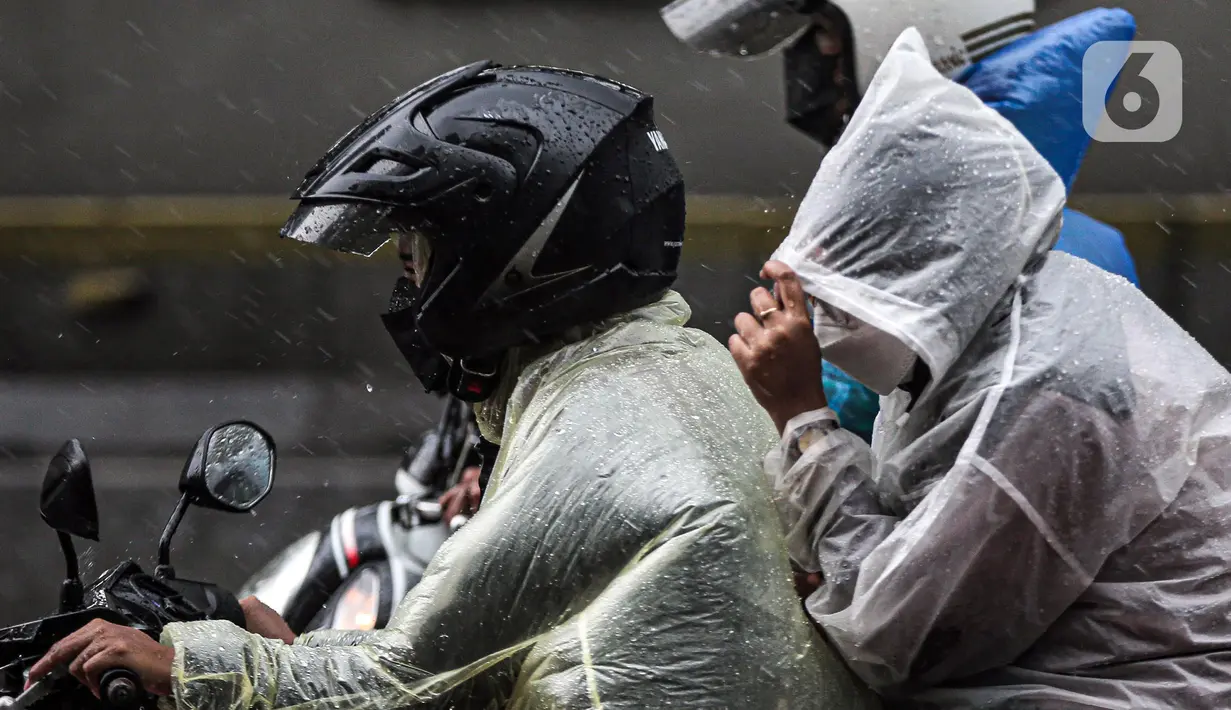 Sejumlah pengendara menerjang hujan deras di kawasan Jalan Sudirman, Jakarta, Jumat (9/12/2022). Penjabat Gubernur DKI Jakarta Heru Budi Hartono menyebut pihaknya akan mengkaji penerapan bekerja dari rumah atau work from home (WFH), hal ini berkaitan dengan arahan dari Presiden Joko Widodo atau Jokowi tentang potensi cuaca ekstrem pada penghujung 2022. (Liputan6.com/Faizal Fanani)
