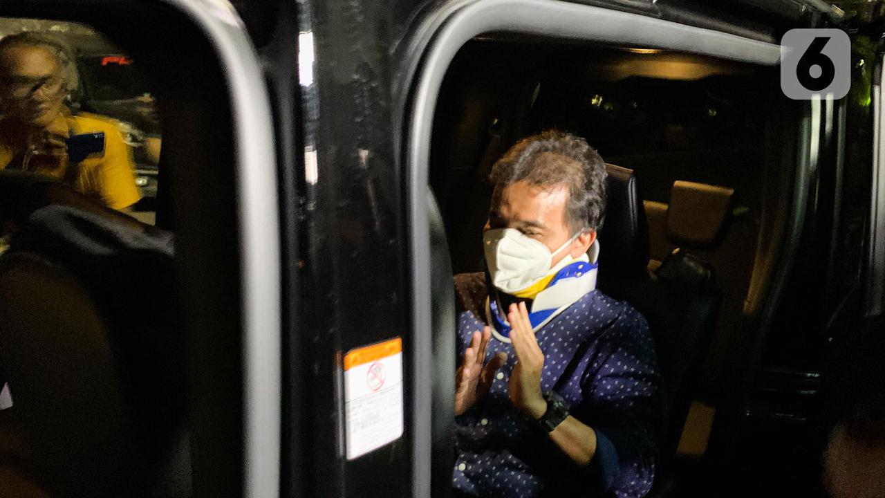 Dengan Menggunakan Pelindung Leher, Roy Suryo Bungkam Usai Pemeriksaan Lanjutan