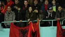 Dua fans wanita Albania menghiasi tribun belakang gawang pada laga uji coba melawan Austria di Stadion Ernst Happel, Wina, Minggu (27/3/2016) dini hari WIB. (Bola.com/Reza Khomaini)