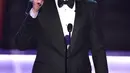 Aktor Ashton Kutcher menyampaikan pidato pembuka pada ajang SAG Awards, Los Angeles, Minggu (29/1). Dalam pidatonya, Ashton Kutcher mengungkapkan keberatan atas kebijakan Donald Trump yang menghentikan program pengungsi di AS. (Chris Pizzello/Invision/AP)