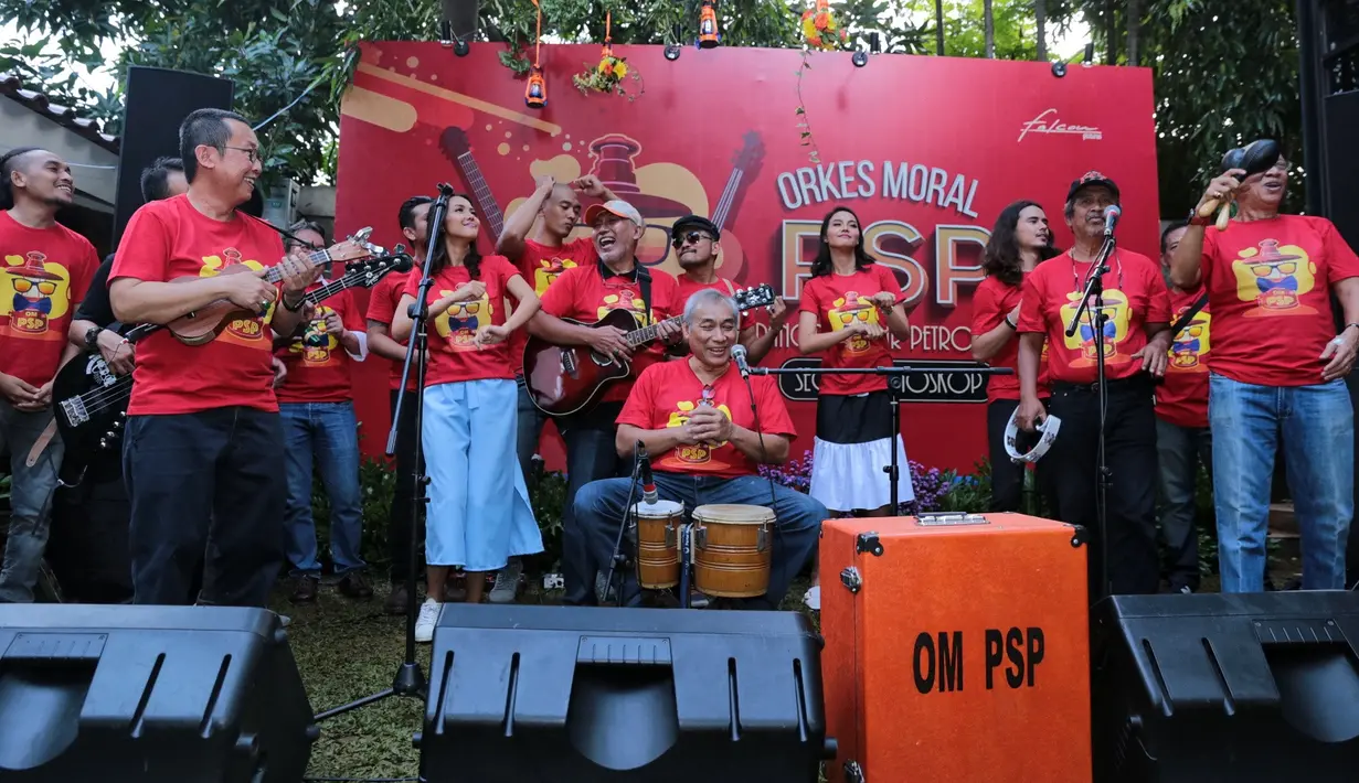 Grup musik OM PSP pada awal Januari 2017 silam juga menjadi salah satu pengisi acara dalam konser bertajuk Nostalgia SMA-The 80s Are Back di di Plenary Hall Jakarta Convention Center (JCC), Jakarta. (Adrian Putra/Bintang.com)