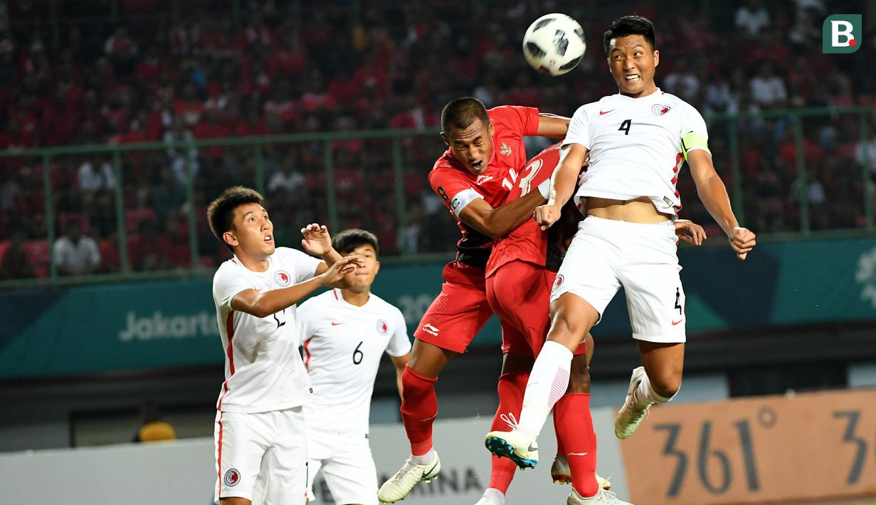 Bek Indonesia, Hansamu Yam, duel udara dengan pemain Hong Kong, Hok Ming Lau, pada laga Asian Games di Stadion Patriot, Jawa Barat, Senin, (20/8/2018). Indonesia menang 3 - 1 atas Hongkong. (Kapanlagi.com/Agus Apriyanto)