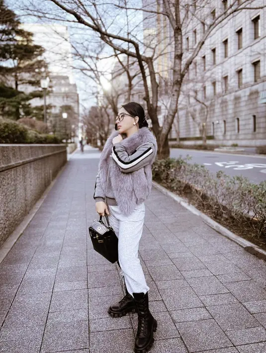 Masih dari momen liburan Syahrini di Tokyo, ia pun menjinjing tas di atas Rp1milyar. Yakni Black Kelly 28 Matte Croco Niloticus GHW yang dibanderol dengan harga Rp1.014.118.000. Tas mahal ini dipadukan dengan sweater abu-abu dari Louis Vuitton. (instagram/Princessyahrini)