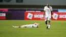 Pemain PSS Sleman, Boaz Solossa (kanan) tertunduk lesu usai ditahan imbang 3-3 PSS Sleman dalam laga pekan ke-2 BRI Liga 1 2022/2023 antara RANS Nusantara FC melawan PSS Sleman di Stadion Pakansari, Bogor, Jumat (29/7/2022) malam WIB. (Bola.com/M Iqbal Ichsan)