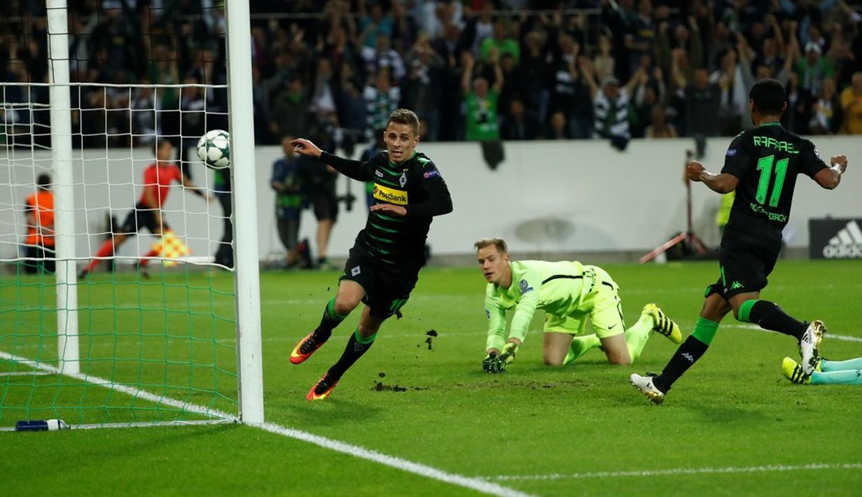 Gawang Barcelona dibobol oleh pemain Borussia Monchengladbach, Thorgan Hazard, pada laga kedua Grup C Liga Champions di Stadion im Borussia-Park, Kamis (29/9/2016) dini hari WIB. (AFP/Odd Andersen)