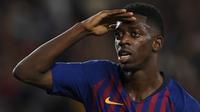 Gelandang Barcelona, Ousmane Dembele, merayakan gol yang dicetaknya ke gawang PSV Eindhoven pada laga Liga Champions di Stadion Camp Nou, Barcelona, Selasa (18/9/2018). Barcelona menang 4-0 atas PSV. (AFP/Lluis Gene)
