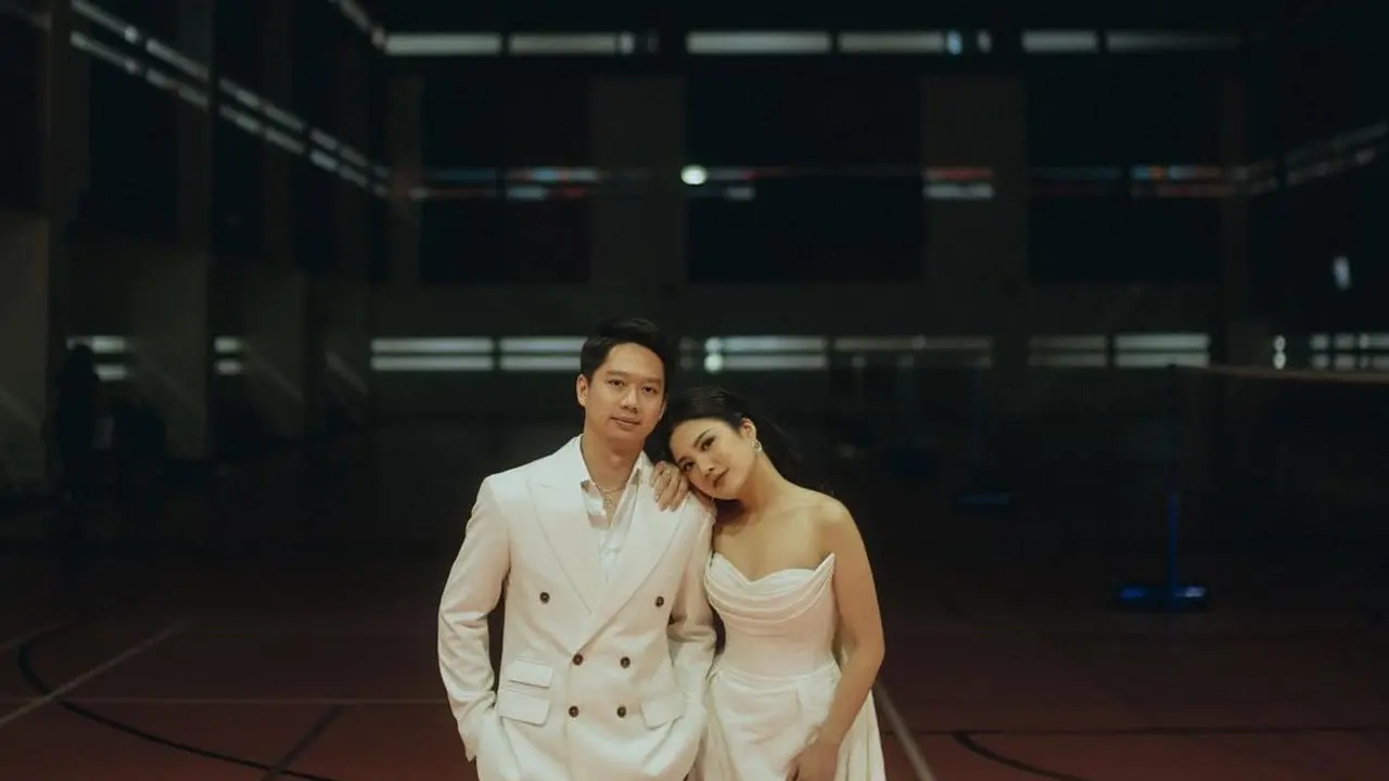Nuansa Putih Bersih, Ini 7 Potret Prewedding Kevin Sanjaya dan Valencia Tanoe di Lapangan Badminton