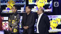 Dirut Indosiar Imam Sudjarwo (tengah) saat menghadiri saat acara Hitung Mundur Penghentian Siaran TV Analog di halaman Kantor Kementerian Komunikasi dan Informatika (Kominfo), Jakarta, Rabu (2/11/2022) tengah malam. Sebanyak 222 kabupaten/kota, termasuk kawasan Jakarta, Bogor, Depok, Tangerang, Bekasi (Jabodetabek), tak bisa lagi menikmati siaran televisi analog mulai Rabu (2/2) tengah malam. (Liputan6.com/Helmi Fithriansyah)