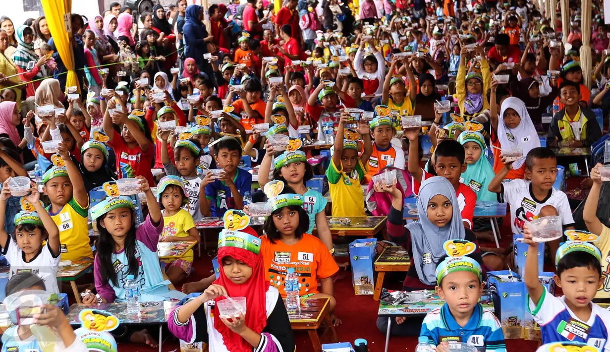 Sebanyak 1000 anak-anak sarapan Koko Krunch bersama di Keong Mas, TMII, Sabtu (13/02). Acara yang digelar dalam rangka Kampanye Pekan Sarapan Nasioan (PESAN) diikuti dari berbagai wilayah seJabodetabek (Liputan6.com/Fery Pradolo)