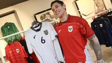 Ganindra Bimo memamerkan dua jersey terbaru Timnas Indonesia di pabrik yang berada daerah Bandung, Jawa Barat pada Rabu (12/2/2025). (Bola.com/Abdul Aziz)