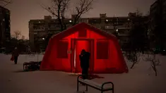 Seorang pria berada di luar tenda darurat tempat orang-orang dapat menghangatkan diri setelah serangan udara rutin Rusia terhadap fasilitas energi negara itu di tengah musim dingin, Kyiv, Ukraina, Selasa 13 Januari 2026. Militer Rusia kembali meluncurkan serangan udara besar-besaran ke Ukraina, Selasa (13/1/2026). (AP Photo/Danyil Bashakov)