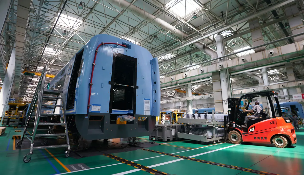 Teknisi bekerja di lini produksi kereta cepat CRRC Tangshan Co., Ltd. di Kota Tangshan, Provinsi Hebei, China, 16 Juli 2020. Kapasitas produksi perusahaan ini telah pulih dari efek COVID-19 berkat bantuan pemerintah lokal untuk memenuhi pesanan dari China maupun luar China. (Xinhua/Xing Guangli)