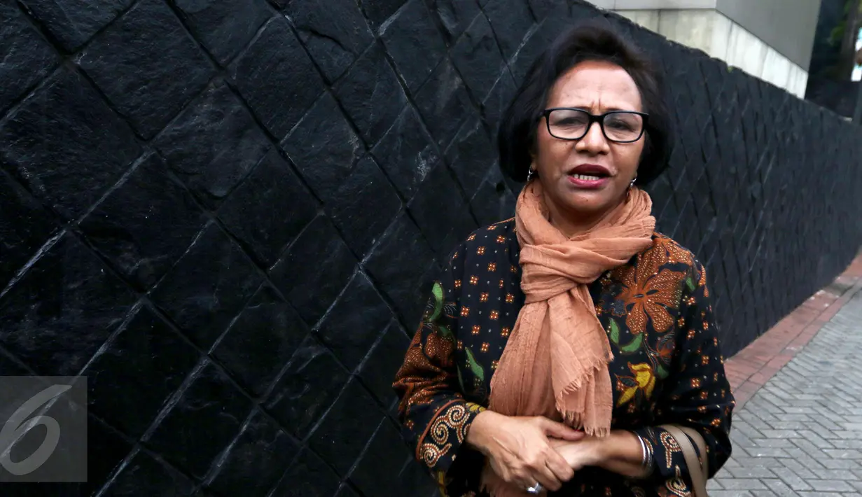 Kepala Bagian Sekretariat Komisi V DPR Prima MB Nuwa usai menjalani pemeriksaan sebagai saksi di gedung KPK, Jakarta, Selasa (27/9).  Prima MB Nuwa  diperiksa terkait dengan penerimaan hadiah proyek di Kementerian PUPR. (Liputan6.com/Helmi Afandi)