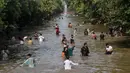 Penduduk mendinginkan diri dalam aliran kanal sungai saat suhu mencapai 40 derajat celsius di Lahore, Pakistan pada Rabu (27/5/2020). Banyak kota di Pakistan menghadapi kondisi gelombang panas dengan suhu mencapai 50 derajat celsius di beberapa tempat.  (Photo by Arif ALI / AFP)