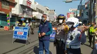 Sekda Kota Cirebon Agus Mulyadi memantau sistem ganjil genap. Foto (Istimewa)
