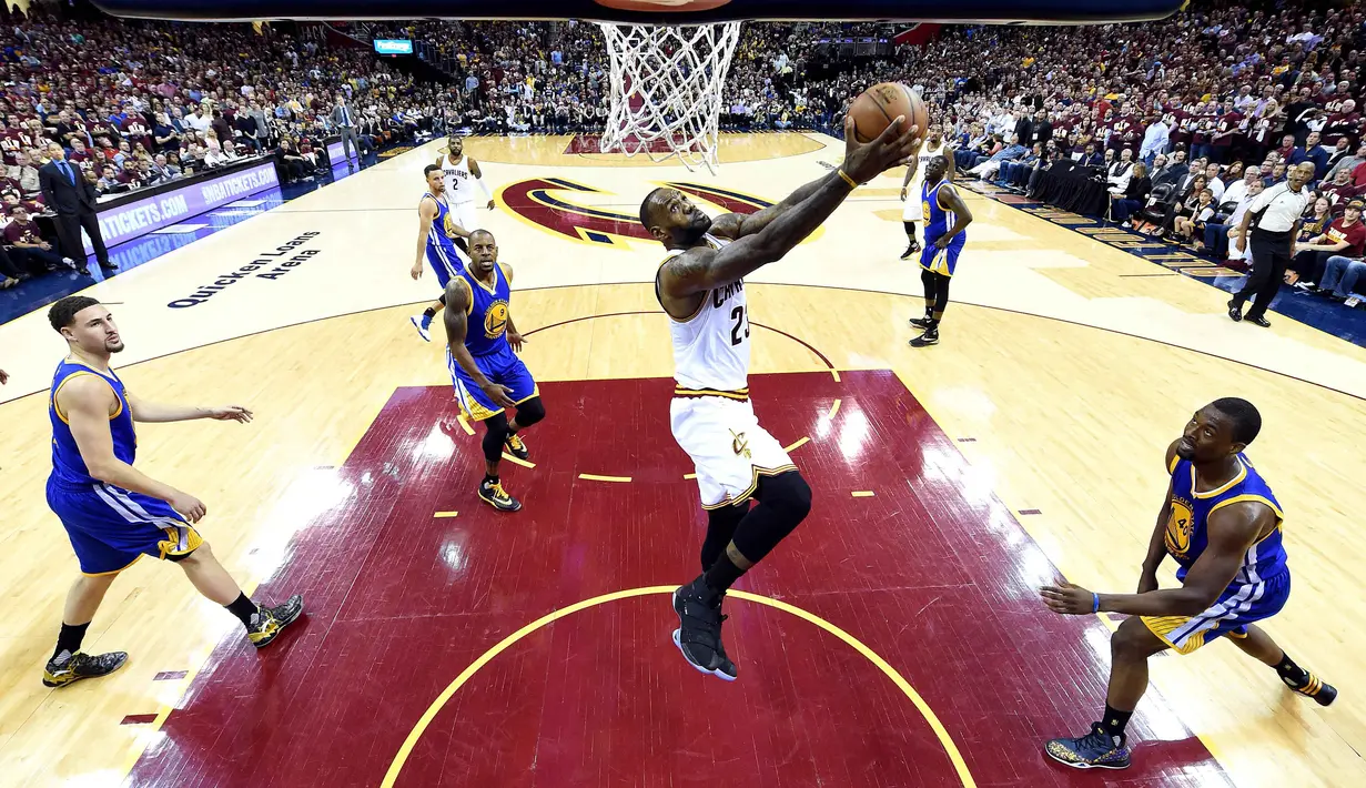 Bintang Cleveland Cavaliers, LeBron James #23 melakukan dunks saat melawan Golden State Warriors ipada game ke-3 NBA Finals di Quicken Loans Arena, (9/6/2016) WIB. (Mandatory Credit: Bob Donnan-USA TODAY Sports)