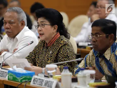 Menteri Kesehatan Nila F Moeloek (kedua kanan) menyampaikan keterangan saat rapat konsultasi dengan pimpinan DPR di Kompleks Parlemen, Jakarta, Kamis (1/2). (Liputan6.com/JohanTallo)