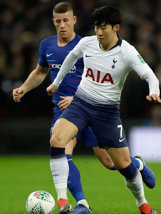 Pemain Tottenham Hotspur, Son Heung-min berebut bola dengan Ross Barkley dari Chelsea pada pertandingan leg pertama semifinal Piala Liga Inggris, di Stadion Wembley, Rabu (9/1). Tottenham Hotspur mengalahkan Chelsea dengan skor 1-0. (AP/Frank Augstein)