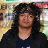 Ditengah penjualan fisik album masih lesu, rocker bersuara tinggi, Candil merilis album bertajuk Rockalisasi. Rasa lega setelah beberapa tahun terhambat. (Deki Prayoga/Bintang.com)