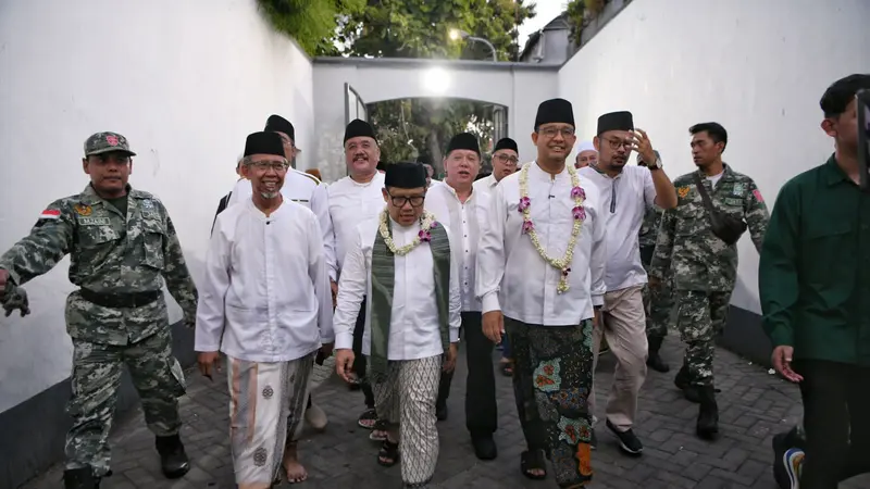 Bakal calon presiden (bacapres) Anies Baswedan dan bakal calon wakil presiden (bacawapres) Muhaimin Iskandar alias Cak Imin ziarah ke Makam Sunan Ampel, Surabaya, Sabtu (9/9/2023). (Foto: Dokumen PKB)