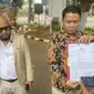 Pengacara keluarga pasien anak diduga korban malapraktik di RS Kartika Husada Bekasi. Kasus dugaan malapraktik yang menyebabkan anak mengalami mati batang otak usai operasi amandel ini dilaporkan ke Polda Metro Jaya. (Liputan6.com/Ady Anugrahadi)