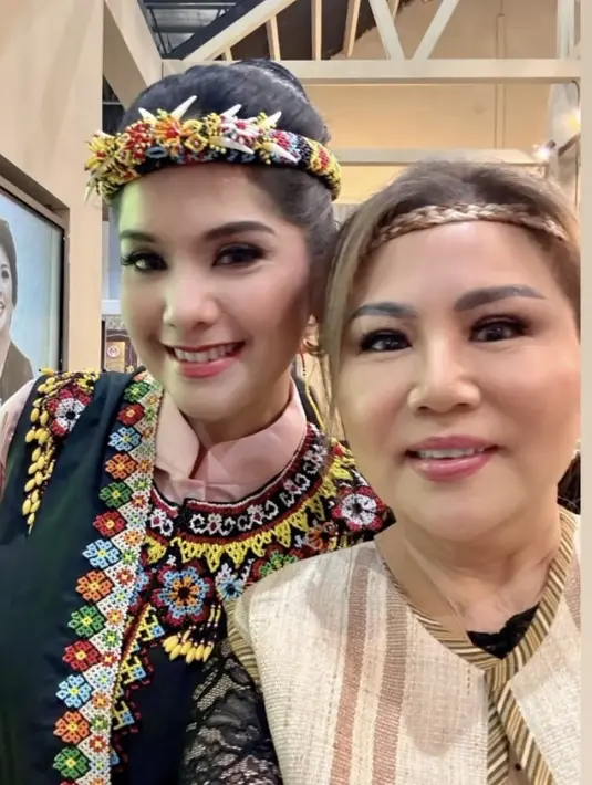 Sama seperti Yanti Airlangga, Annisa Pohan juga mengenakan hiasan kepala khas Dayak dengan aksen beads warna-warni di atas rambut sanggulnya. Wajahnya dipoles blush on pink tipis dan lipstik glossynya. [@tio.santi]