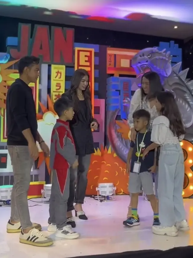 Gaya Gibran Rakabuming Serba Branded dan Selvi Ananda saat Pesta Ulang Tahun Jan Ethes. [@rizzga]