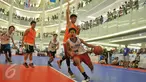 Peserta National Training Camp Jr.NBA Indonesia 2015 mengikuti pelatihan di Jakarta, Minggu (30/8/2015). Kegiatan tersebut untuk mempopulerkan olahraga basket di Indonesia yang merupakan bagian dari Jr.NBA Cares. (Liputan6.com/Herman Zakharia)