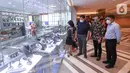 Owner Toko New Jewellery Center Gajah Mada Plaza (GMP) Melisa Tandiyo, CEO Lippo Malls Indonesia (LMI) Henry Riady, Owner Toko New Jewellery Center GMP Mintardjo Wibowo dan COO LMI Eddy Mumin meninjau pembukaan New Jewellery Center di Gajah Mada Plaza, Jakarta, Senin (18/04/2022). (Liputan6.com)