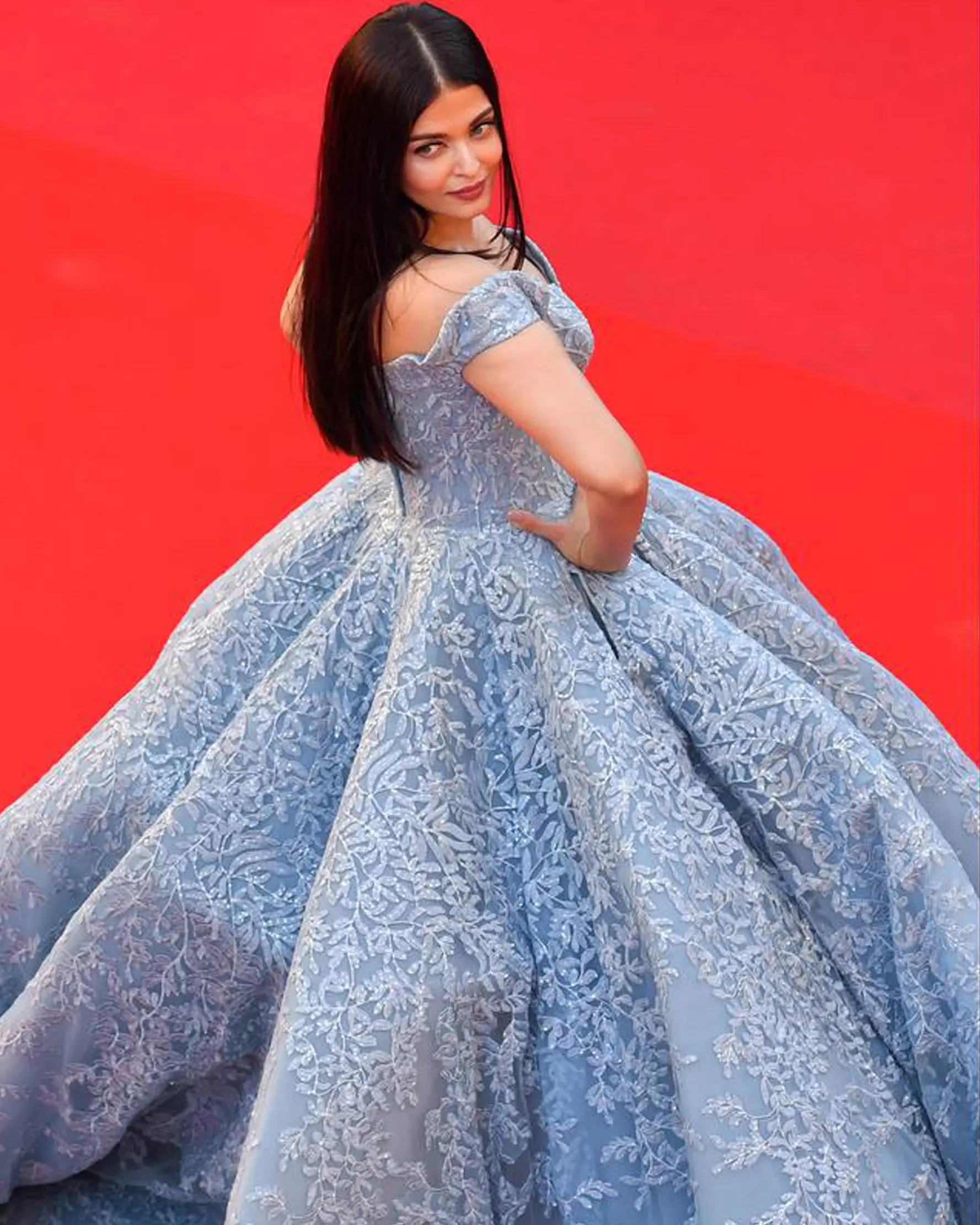 Aktris Bollywood, Aishwarya Rai berpose di depan kamera ketika menghadiri pemutaran film Okja pada Festival Film Cannes 2017, 19 Mei 2017. Mengenakan dress biru megah bak princess, Aishwarya mengingatkan pada sosok Cinderella. (LOIC VENANCE/AFP)