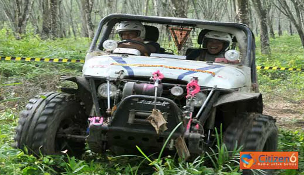 Citizen6, Lampung: Sebanyak 40 Off Roader Lampung dan Jakarta ikut serta dalam acara Tulangbawang barat Off Road ke-2, dalam rangka HUT ke-2 Kabupaten Tulangbawang barat, Sabtu (22/4). (Pengirim: Jerry Hasan)
