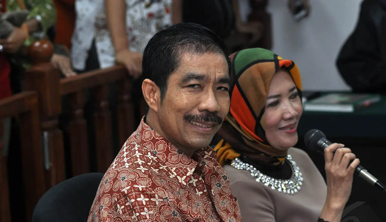 Walikota nonaktif Palembang Romi Herton dan istrinya Masyitoh di Pengadilan Tipikor. (Liputan6.com/Miftahul Hayat)