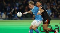 Rasmus Hojlund melindungi bola dari Jacobo Ramon dalam laga perempat final Coppa Italia antara Napoli vs Como di Naples, 11 Februari 2026. (Alessandro Garofalo/LaPresse via AP)