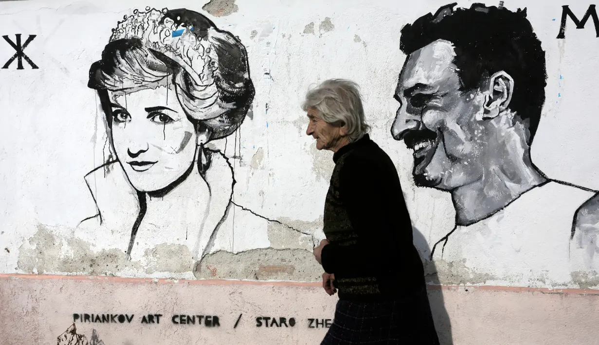 Mural yang menggambarkan wajah pemimpin Polandia Wojciech Jaruzelski bersama pemimpin Rusia Mikhail Gorbachev dan pemimpin Inggris Margaret Thatcher di dinding rumah warga di desa Staro Zhelezare, Bulgaria, Kamis (27/7). (AP Photo/Valentina Petrova)