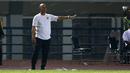 Herrie Setiawan saat memimpin tim Persib Bandung melawan Mitra Kukar di ajang Torabika SC 2016. Persib Bandung Menang 2-1. (Bola.com/Nicklas Hanoatubun)