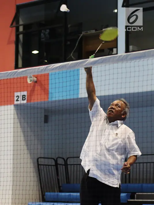 Aksi Menteri PUPR, Basuki Hadimuljono bertanding bulu tangkis di Training Facility Gelora Bung Karno, Jakarta, Kamis (10/5). Kunjungan Menteri Basuki untuk meninjau berbagai kesiapan fasilitas dan prasarana Asian Games 2018 (Liputan6.com/Angga Yuniar)