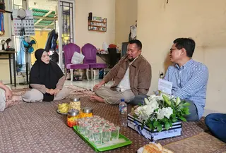 VP Corporate Communication BCA, Wendiyanto Saputro saat menyambangi kediaman Arie Basuki jurnalis Merdeka.com dikediamanya di Perumahan Palem Ganda Asri, Depok. (Liputan6.com/Dicky Agung Prihanto)