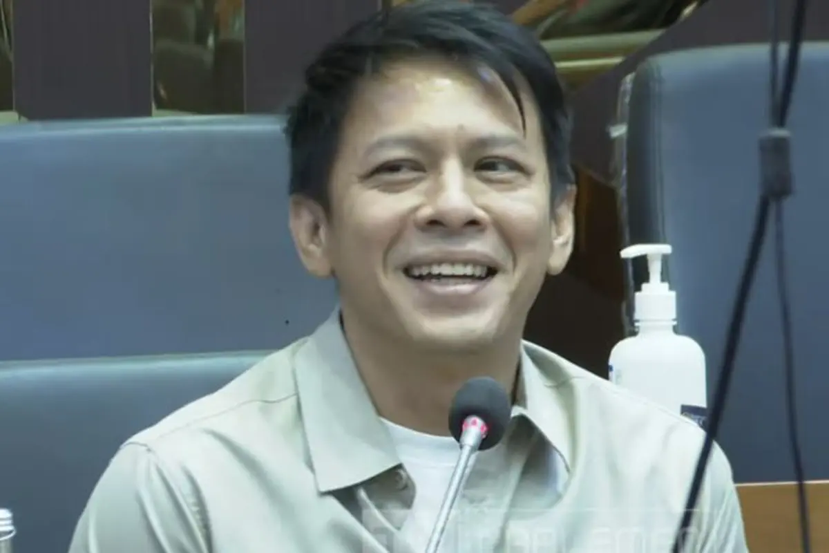 Momen Ariel NOAH Nyanyi 'Separuh Aku' di Rapat DPR