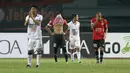 Para pemain Persija Jakarta terlihat kecewa setelah bermain imbang melawan Bali United pada lanjutan Liga 1 2017 di Stadion Patriot, Bekasi, Minggu (21/5/2017). (Bola.com/Nicklas Hanoatubun)