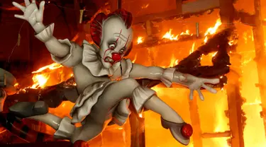 Ninot, boneka berukuran kecil, dibakar pada malam terakhir Festival Fallas di Valencia, Spanyol, Selasa (19/3). Las Fallas adalah festival budaya yang diselenggarakan oleh warga Valencia pada 15 sampai 19 Maret setiap tahunnya. (AP/Alberto Saiz)