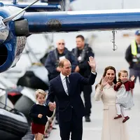 Siapa tak kenal pangeran William dan Kate Middleton beserta kedua anaknya Pangeran George dan Charlotte. Melakukan perjalan ke Kanada, pasangan dari kerajaan Inggris ini rela singgah di hotel bintang 3. (AFP/Bintang.com)