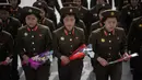 Sejumlah tentara wanita Korea Utara membawa bunga untuk memberi  penghormatan kepada patung-patung Kim Il Sung dan Kim Jong Il di Pyongyang (15/4). Mereka melakukan penghormatan untuk memperingati ulang tahun Kim Il Sung.  (AFP Photo/Ed Jones)