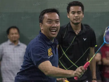 Menpora Imam Nahrawi, bersama peraih medali emas Olimpiade 2016, Tontowi Ahmad, bertanding melawan peraih medali emas Olimpiade 1992, Susy Susanti dan Alan Budikusuma di Lapangan Kemenpora, Jakarta, Jumat (30/12/2016). (Bola.com/Vitalis Yogi Trisna)