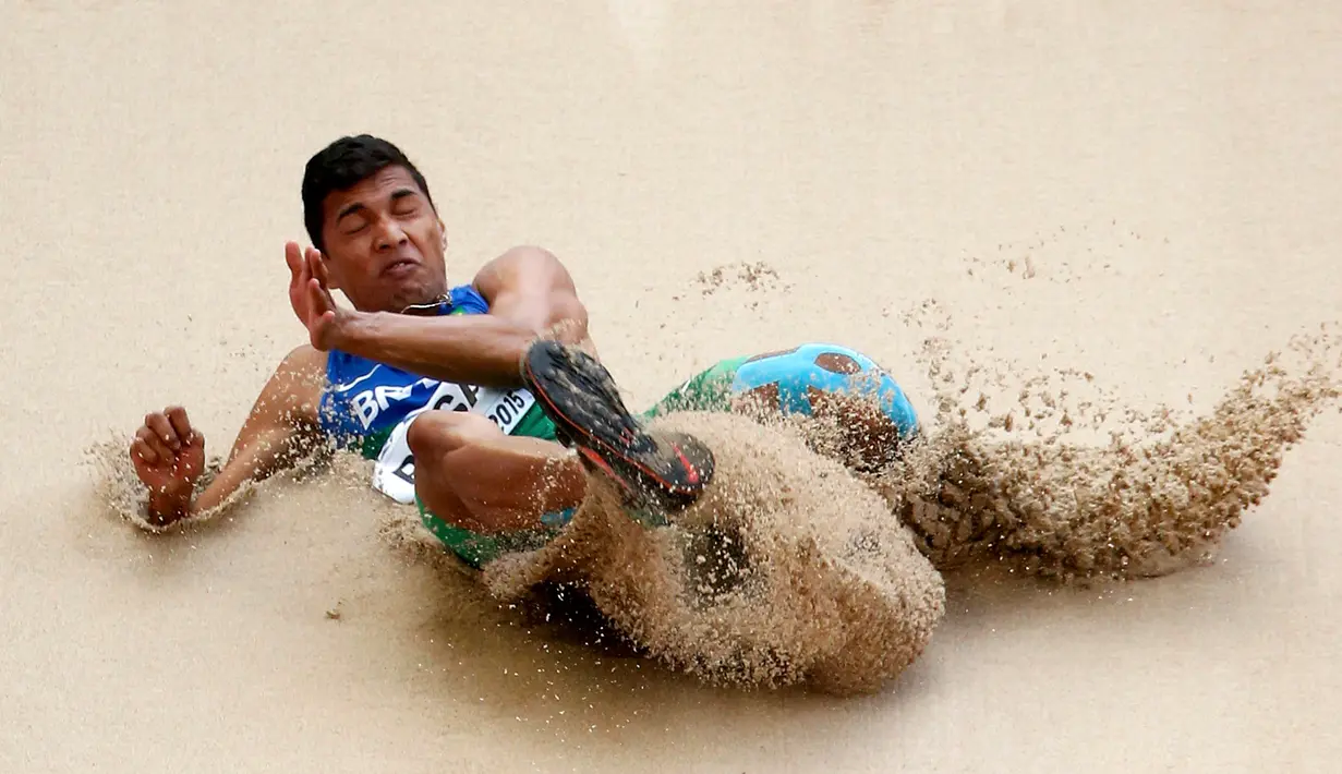Jean-Cassimiro Rosa, atlet lompat jauh asal Brasil, saat mengikuti babak kualifikasi IAAF World Championships ke-15 di Stadion Nasional di Beijing, Cina, (26/8/2015). (REUTERS/Kim Kyung-Hoon)