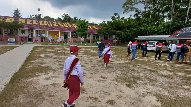 Dibantu Pertamina Hulu Energi (PHE) Jambi Merang, SDN 2 Sukajaya yang berada di Desa Mekar Jaya, Kecamatan Bayung Lencir, Kabupaten Musi Banyuasin sukses memanfaatkan energi terbarukan minim ongkos untuk operasional sekolah. Maulandy/Liputan6.com)
