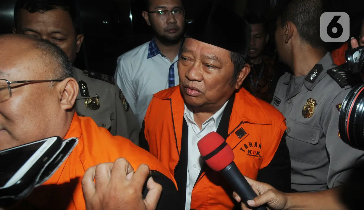 Bupati Sidoarjo, Saiful Ilah mengenakan rompi tahanan usai menjalani pemeriksaan 1x24 jam pasca terjaring operasi tangkap tangan (OTT) di Gedung KPK, Jakarta, Kamis (9/1/2020). (merdeka.com/Dwi Narwoko)