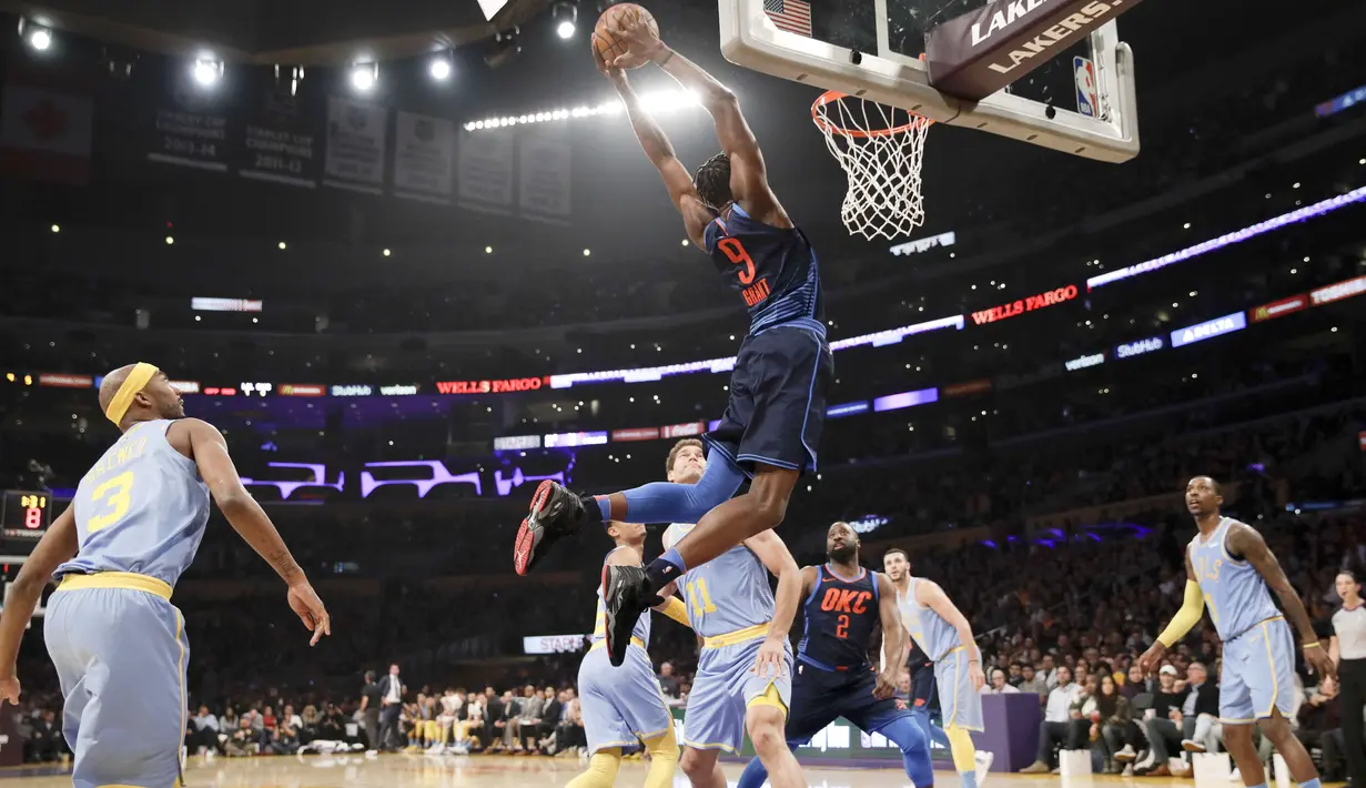 Aksi pemain Oklahoma City Thunder, Jerami Grant (tengah) melakukan dunk saat melawan L. A. Lakers pada laga NBA basketball game di Staples Center, Los Angeles, (3/1/2018). Lakers kalah 96-133. (AP/Jae C. Hong)